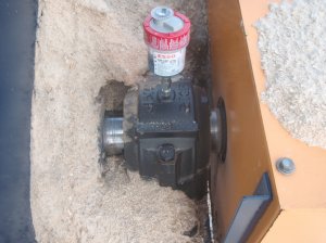 Ce gros palier à semelle (case bearing) se trouve à l’extérieur sur la valve rotative d’un cyclone. On constate plusieurs anomalies qui vont créer tôt ou tard l’indisponibilité de cet équipement. Tout d’abord, nous sommes en octobre 2010 et sur le système de lubrification automatique, une date est inscrite, le 01 janvier 2008 ce qui suggère que le système ne fonctionne pas car il est encore au ¾ plein de graisse. Le roulement est très chaud et bruyant et la moitié du joint d’étanchéité a disparu, tandis que l’autre moitié tourne de façon intermittente autour de l’arbre. Le joint d’étanchéité de l’arbre de la valve rotative n’a pas été graissé de sorte qu’il n’est plus étanche et laisse échapper de la sciure de bois qui entre directement dans le roulement par le joint endommagé et éponge le peu de lubrifiant restant.
